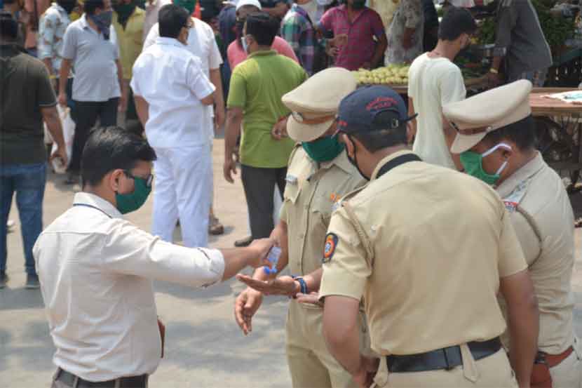 ठाणे शहरातील नागरिकांना सहजपणे करोनाची चाचणी करता यावी यासाठी महापालिका, इन्फेक्शन लॅब या आयसीएमआर प्राधिकृत लॅबच्या माध्यमातून ठाण्यात ‘ड्राइव्ह थ्रू’च्या माध्यमातून नागरिकांसाठी चाचणीसुविधा सुरू करण्यात आली आहे.  (छायाचित्र: दीपक जोशी  )