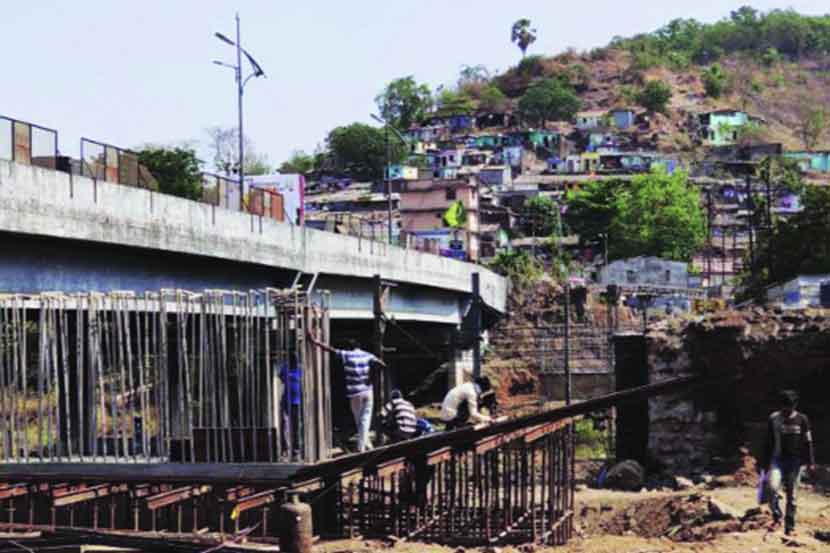 कल्याण-शिळफाटा रस्त्यावरील पत्रीपुलाचे सुरू असलेले काम.
