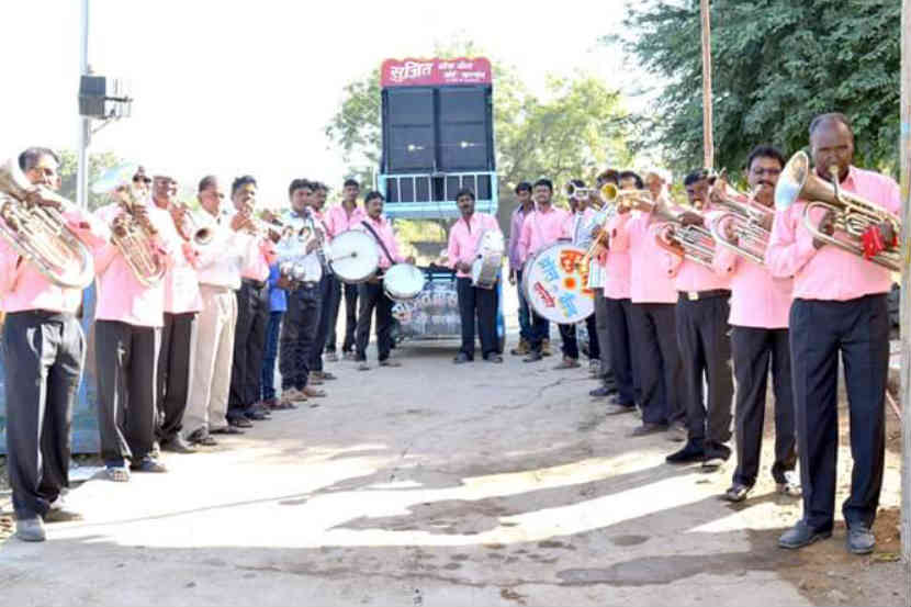 उस्मानाबाद : लॉकडाउनमुळे इथल्या प्रसिद्ध बँड पथकातील कलाकारांवर उपासमारीची वेळ आली आहे.