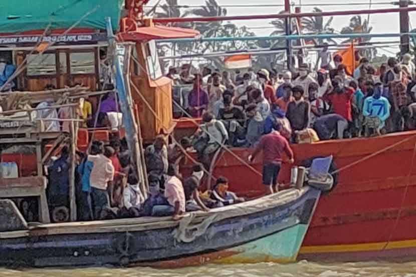 ४०० खलाशी बोटीत अडकले ४०० खलाशी बोटीत अडकले