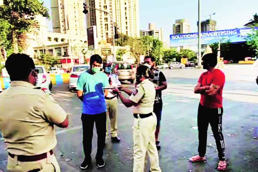प्रभातफेरीला निघालेल्यांची भर रस्त्यात आरती