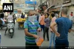 Video : ‘तुम्हीच देशाची अर्थव्यवस्था आहात’ ! दारुसाठी रांगेत थांबलेल्या तळीरामांवर पुष्पवर्षाव