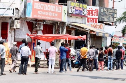  (दारुच्या दुकानाबाहेर झालेल्या गर्दीचं संग्रहित छायाचित्र)