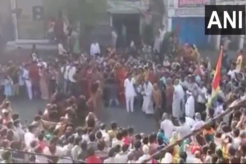मध्य प्रदेशात जैन साधूंच्या स्वागतासाठी रस्त्यावर लोकांची गर्दी, सोशल डिस्टन्सिंगच्या नियमांचं उल्लंघन