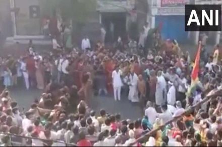 मध्य प्रदेशात जैन साधूंच्या स्वागतासाठी रस्त्यावर लोकांची गर्दी, सोशल डिस्टन्सिंगच्या नियमांचं उल्लंघन