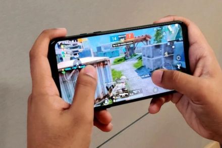 मोबाइल रिचार्ज करण्यासाठी आईने पैसे दिले नाही म्हणून मुलाने उचललं टोकाचं पाऊल, केलं असं काही….