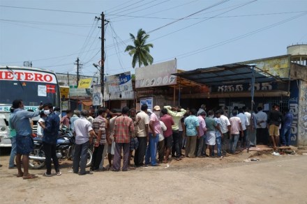 “करोनामुळे मंदिर बंद अन् दारुची दुकानं सुरु”; संतापला दाक्षिणात्य सुपरस्टार