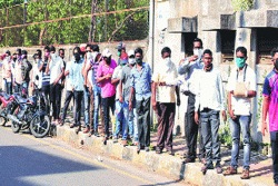 कोल्हापुरात मद्य ग्राहकांची धडपड; रांगेत भांडणे, मारामारी