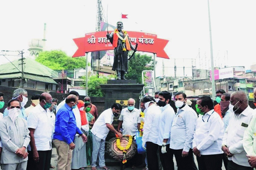 शिवाजी महाराजांच्या पुतळ्याला ७५ वर्षे पूर्ण झाल्याने शिवरायांच्या पुतळ्यास पालकमंत्री सतेज पाटील, खासदार संजय मंडलिक, ऋतुराज पाटील, चंद्रकांत जाधव यांनी अभिवादन केले.  (छाया - राज मकानदार)