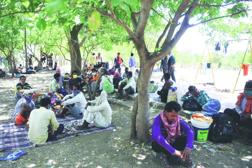 गावी जाण्याच्या प्रतिक्षेत असलेले मजूर.