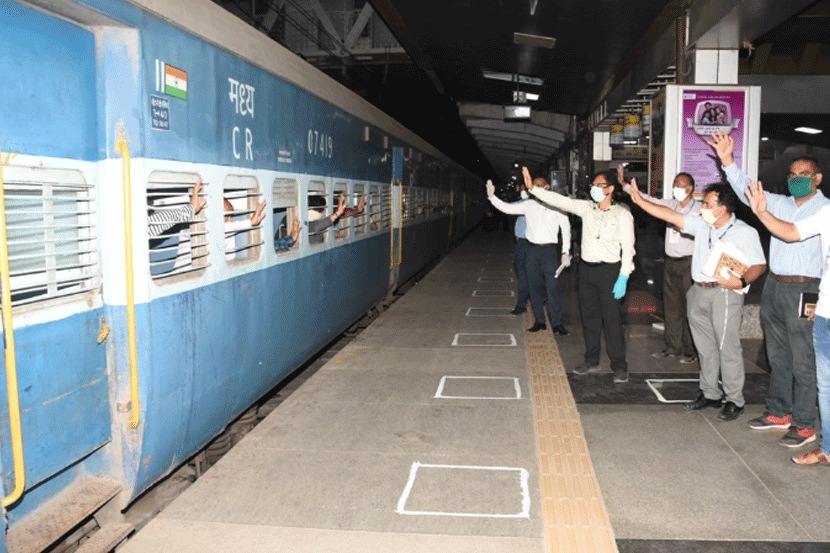 पुण्यात लॉकडाऊनमुळे अडकलेले 1 हजार 131 नागरिक रेल्वेने लखनऊकडे रवाना
