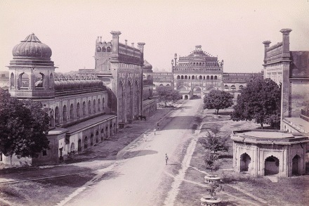 बडा इमामबाडम (वसाहतकालीन प्रतिमेत रस्त्याला प्राधान्य!)