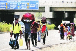 अडकलेल्या मजुरांच्या हालांत वाढ