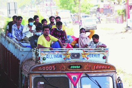 मुंबई, पालघरकडून वेगवेगळ्या वाहनांमधून येणारे स्थलांतरीतांचे लोंढे नाशिकमध्ये आल्यावर काही ठिकाणी वाहतूक कोंडी झाली. ना मास्क, ना शारीरिक अंतरपथ्य अशा स्थितीत धोका पत्करून एकेका वाहनातून क्षमतेपेक्षा अधिक नागरिक जात होते. (छाया- यतीश भानू)