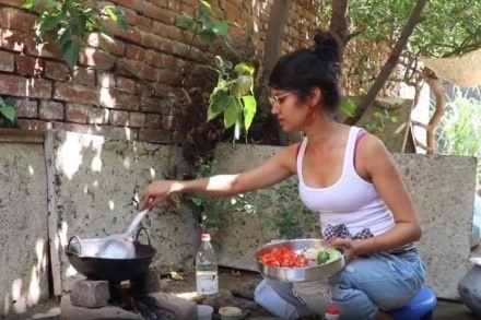 लॉकडाउनमध्ये अभिनेत्री बनवते चुलीवर जेवण, पाहा व्हिडीओ