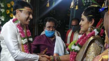 लॉकडाउनमध्ये ‘या’ चित्रपट निर्मात्याने केले दुसरे लग्न लॉकडाउनमध्ये ‘या’ चित्रपट निर्मात्याने केले दुसरे लग्न