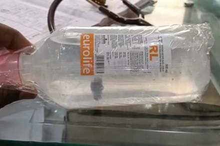 पिंपरी : पुणे जिल्ह्यातील मंचर येथे एका खासगी दवाखान्यात सलाईनच्या बाटलीत शेवाळ आढळून आलं. पिंपरी : पुणे जिल्ह्यातील मंचर येथे एका खासगी दवाखान्यात सलाईनच्या बाटलीत शेवाळ आढळून आलं.