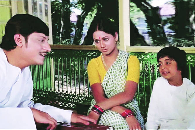 १९७६ साली आलेला, राजश्री प्रॉडक्शन्सच्या परंपरेला साजेसा, बासू चटर्जी यांच्या दिग्दर्शनाने नटलेला आणि अमोल पालेकर, झरिना वहाब यांच्या प्रमुख भूमिका असलेला ‘चितचोर’! या चित्रपटात प्रमुख भूमिका खरं तर रवींद्र जैन यांच्या गीत-संगीताचीच आहे.