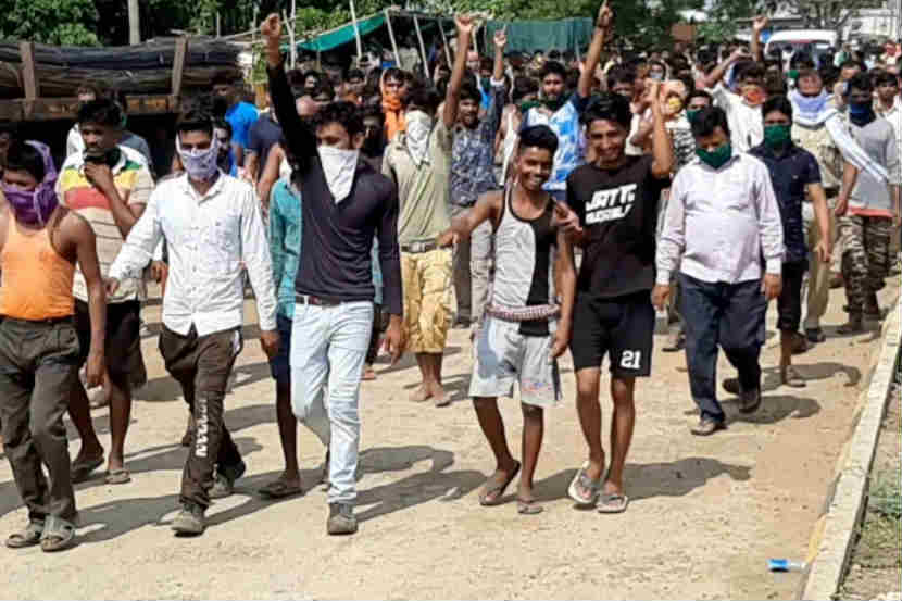 चंद्रपूर : इतर ठिकाणी अडकलेल्या कामगारांना, विद्यार्थ्यांना प्रशासनाने रेल्वे, बस गाड्या उपलब्ध करुन दिल्यानंतर इथल्या कामगारांनी आपल्यालाही गावी जायची मागणी करीत आंदोलन केलं. 