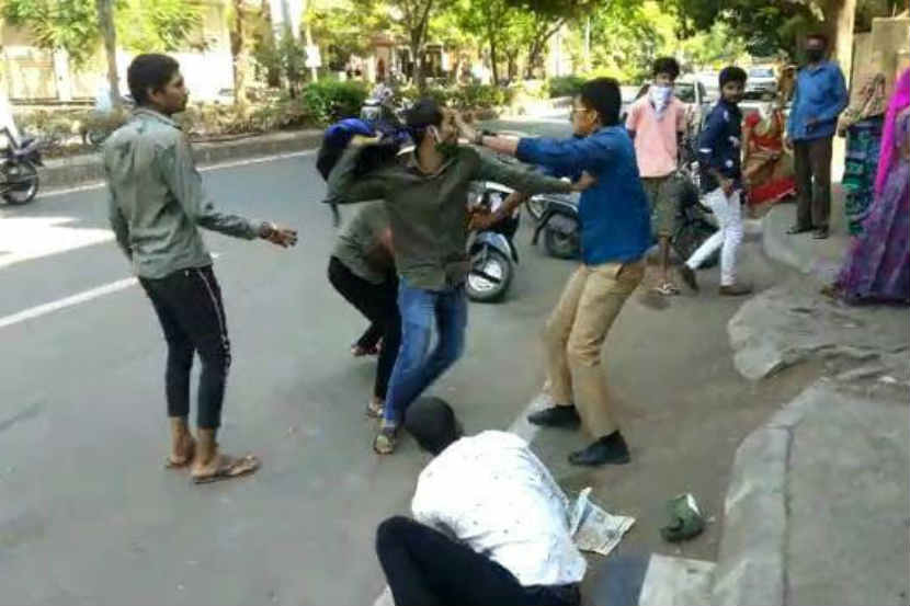 चिखली : पिंपरी-चिंचवडमधील चिखली येथे एका टोळक्याची दारु आणि सिगारेट ओढून दुकानदाराशी वादावादी सुरु असताना एका होमगार्डने मध्यस्थी केली असता त्याला टोळक्याने बेदम मारहाण केली.