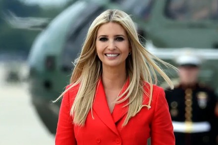 इव्हांका ट्रम्प यांच्या पर्सनल असिस्टंटला करोना व्हायरसची लागण इव्हांका ट्रम्प यांच्या पर्सनल असिस्टंटला करोना व्हायरसची लागण