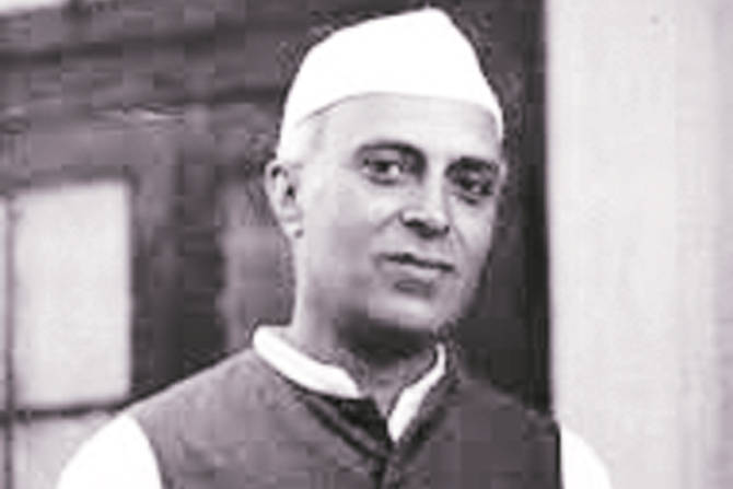 नेहरू देशाच्या स्वातंत्र्यलढय़ातील एक प्रमुख नेते होते. मोहक व्यक्तिमत्त्व आणि देशासाठी केलेला त्याग या दोन्ही कारणांसाठी ते भारतीय जनतेचे दैवत झाले होते. नेहरू देशाच्या स्वातंत्र्यलढय़ातील एक प्रमुख नेते होते. मोहक व्यक्तिमत्त्व आणि देशासाठी केलेला त्याग या दोन्ही कारणांसाठी ते भारतीय जनतेचे दैवत झाले होते.