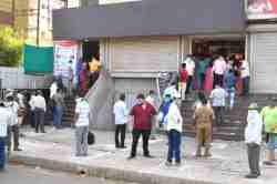 Lockdown: कोल्हापुरात मद्यासाठी धडपड; नंबर लावण्यावरुन तळीरामांमध्ये जुंपली