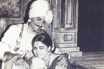 रत्नाकर मतकरींची ‘अलबत्या गलबत्या’ आणि ‘निम्माशिम्मा राक्षस’ ही अजरामर बालनाटय़ं आजच्या पिढीतला बालप्रेक्षकही तेवढय़ाच उत्साहाने पाहतो आहे. ('विठो रखुमाय'मधील दृश्य)  रत्नाकर मतकरींची ‘अलबत्या गलबत्या’ आणि ‘निम्माशिम्मा राक्षस’ ही अजरामर बालनाटय़ं आजच्या पिढीतला बालप्रेक्षकही तेवढय़ाच उत्साहाने पाहतो आहे. ('विठो रखुमाय'मधील दृश्य)