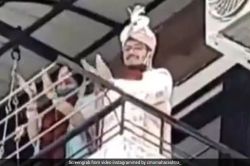 महाराष्ट्र पोलिसांनी नवविवाहित दाम्पत्याला दिल्या हटके शुभेच्छा, मुख्यमंत्र्यांनी शेअर केला व्हिडिओ