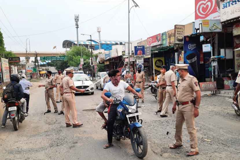 करोनाबाधित क्षेत्रात बंदोबस्त करताना पोलीस.