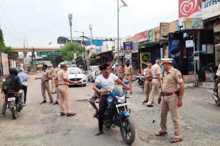 करोनाबाधित क्षेत्रात बंदोबस्त करताना पोलीस.