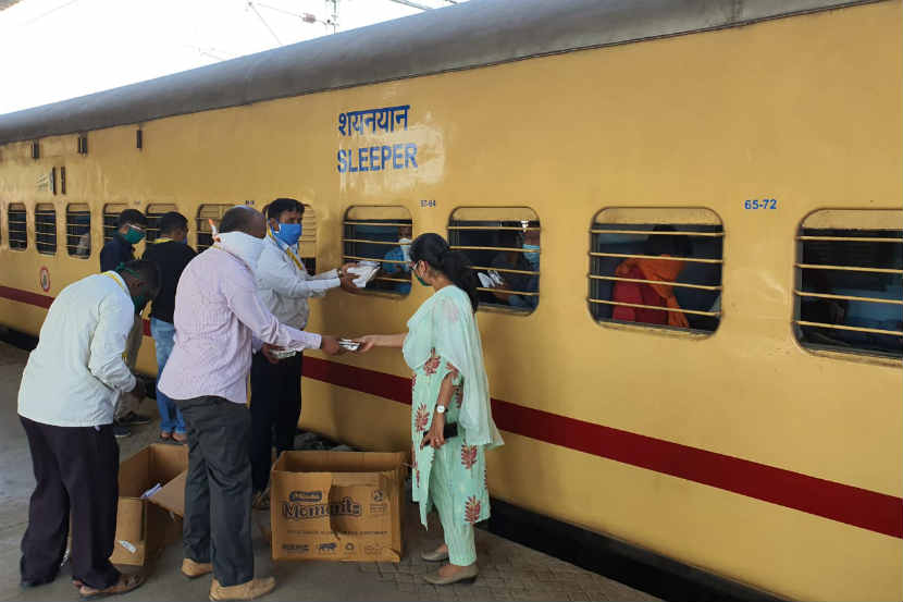 नाशिक : उत्तर प्रदेशातील स्थलांतरीत कामगारांना सोडण्यासाठी नाशिक येथून दुसरी रेल्वे गाडी शनिवारी सोडण्यात आली.