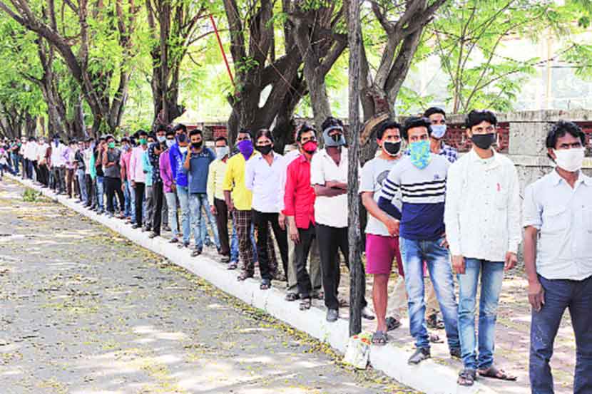 टाळेबंदीत शहरात अडकून पडलेले विद्यार्थी, कामगारांना मूळ गावी पाठविण्यासाठी पोलीस ठाण्यांमध्ये स्वतंत्र कक्षाची स्थापना करण्यात आली असून सोमवारी शिवाजीनगर पोलीस ठाण्याच्या परिसरात नागरिकांची गर्दी झाली होती.