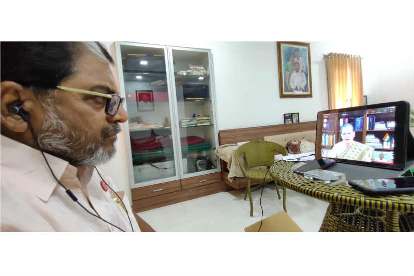 कोल्हापूर : करोना संकटाच्या पार्श्वभूमीवर संयुक्त पुरोगामी आघाडीच्या अध्यक्षा सोनिया गांधी यांच्या अध्यक्षतेखाली झालेल्या ऑनलाइन बैठकीत बोलताना राजू शेट्टी. 