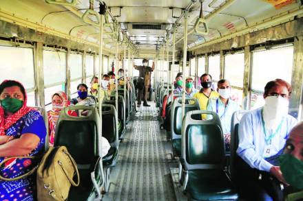 आता बरीच तयारी झाली आहे. योग्य औषधाची आणि लशीचीही चाहूल लागते आहे. म्हणून लॉकडाऊन शिथिल होतो आहे.
(छाया : अमित चक्रवर्ती)