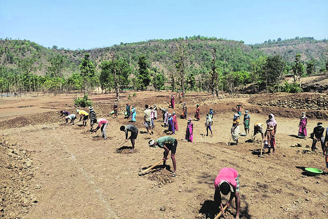 काम शोधण्यासाठी स्थलांतर होणारी अनेक कुटुंबे करोनाकाळात टाळेबंदी असल्याने बाहेर पडू शकत नसली तरी रोजगार हमी योजनेच्या माध्यमातून मोठय़ा प्रमाणात उपलब्ध असलेली कामे त्यांनी मागणी केल्याचे पाहावयास मिळाले.