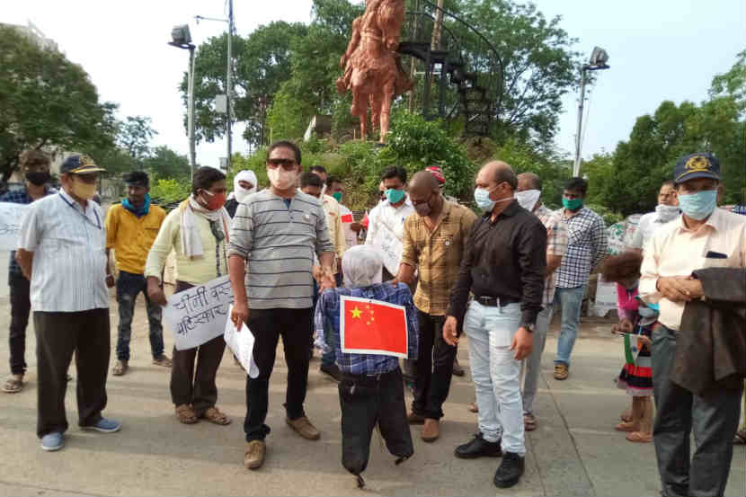 वर्धा : भूमिपूत्र संघर्ष वाहिनीने चीनच्या प्रतिकात्मक पुतळ्याचे दहन केले.