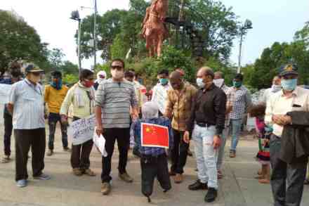वर्धा : भूमिपूत्र संघर्ष वाहिनीने चीनच्या प्रतिकात्मक पुतळ्याचे दहन केले. वर्धा : भूमिपूत्र संघर्ष वाहिनीने चीनच्या प्रतिकात्मक पुतळ्याचे दहन केले.