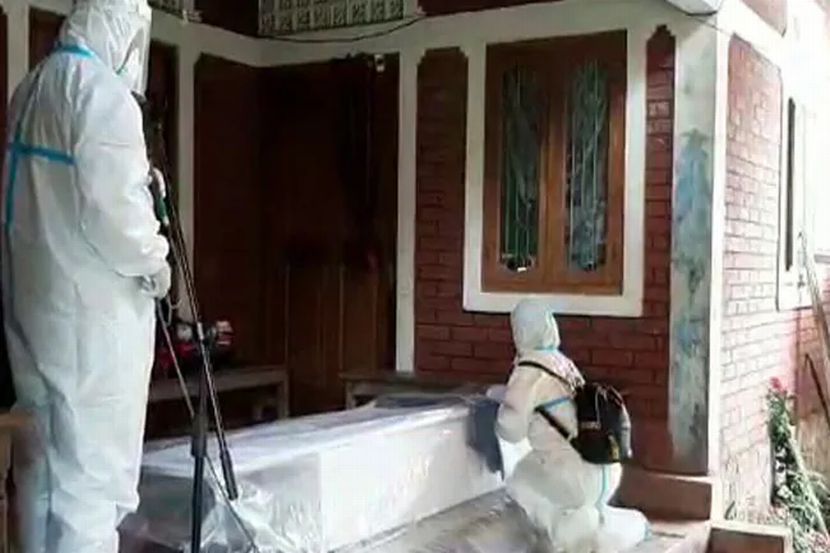 तीन मिनिटात वडिलांचं अंत्यदर्शन घ्या, मुलीला धाय मोकलून रडताना पाहून डॉक्टरही हळहळले तीन मिनिटात वडिलांचं अंत्यदर्शन घ्या, मुलीला धाय मोकलून रडताना पाहून डॉक्टरही हळहळले