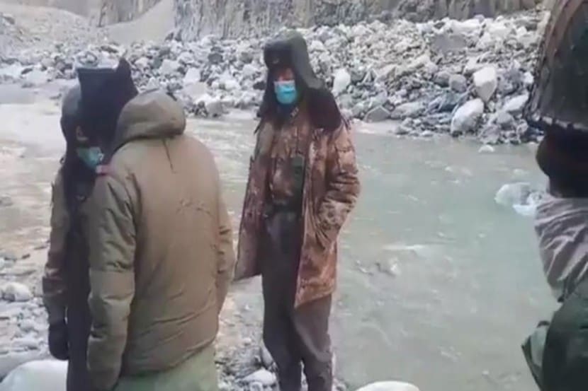 पूर्व लडाखमध्ये चार ठिकाणी चिनी आणि भारतीय सैनिक आमने-सामने उभे ठाकले होते. गलवान खोऱ्यातील तीन ठिकाणाहून चिनी सैन्य माघारी फिरले असले तरी पँगाँग टीएसओमध्ये मात्र माघार घेण्याची प्रक्रिया मंदगतीने सुरु आहे. हिंदुस्थान टाइम्सने हे वृत्त दिले आहे. 