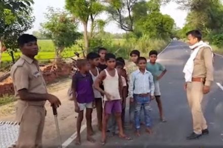 “आम्हाला शहीद जवानांच्या मृत्यूचा बदला घ्यायचा आहे”, सीमारेषेवर निघालेल्या मुलांचं देशप्रेम पाहून पोलीसही भारावले “आम्हाला शहीद जवानांच्या मृत्यूचा बदला घ्यायचा आहे”, सीमारेषेवर निघालेल्या मुलांचं देशप्रेम पाहून पोलीसही भारावले