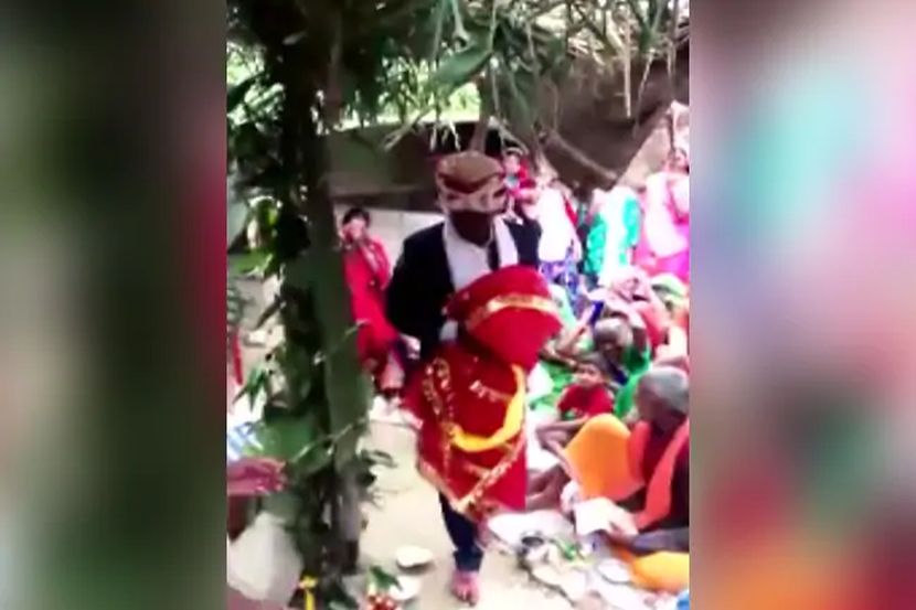 बाहुलीशी लग्न करून पूर्ण केली पित्याची अंतिम इच्छा