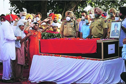गलवानमधील एक शहीद, नायब सुभेदार मनदीप सिंग यांना अखेरचा निरोप. गलवानमधील एक शहीद, नायब सुभेदार मनदीप सिंग यांना अखेरचा निरोप.
