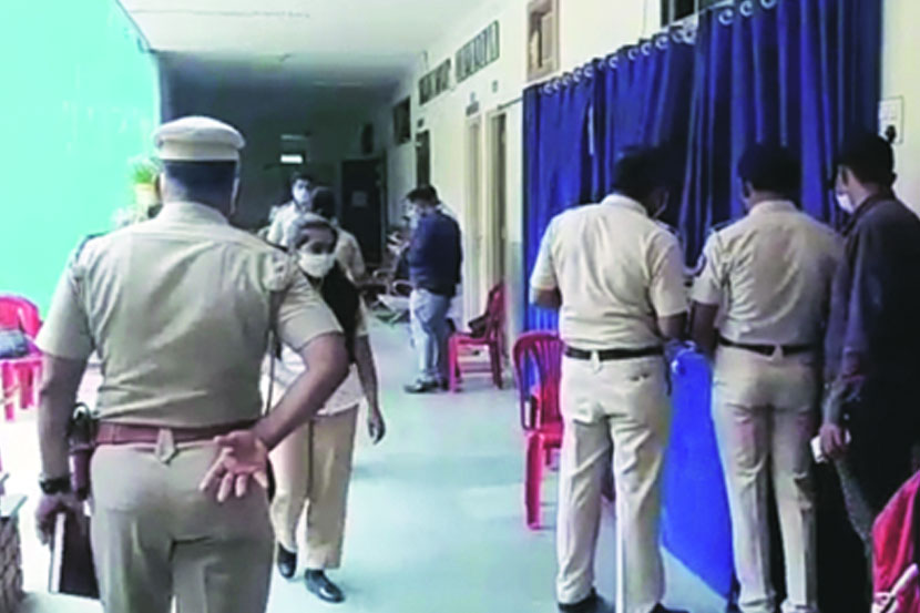 तळेगावात अकरावीच्या परीक्षा सुरू असताना पोलिसांनी महाविद्यालयात प्रवेश केला.