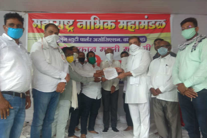 वर्धा : नाभिक महामंडळाकडून सुरु असलेले उपोषण.