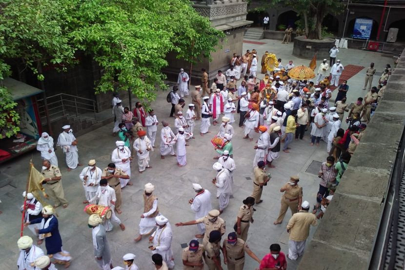 संत ज्ञानेश्वर महाराज यांच्या पालखीने पंढरपूरकडे प्रस्थान ठेवले.