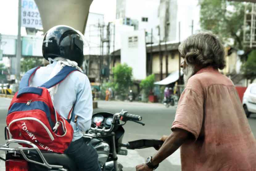 व्हेरायटी चौकात भीक मागताना भिकारी.