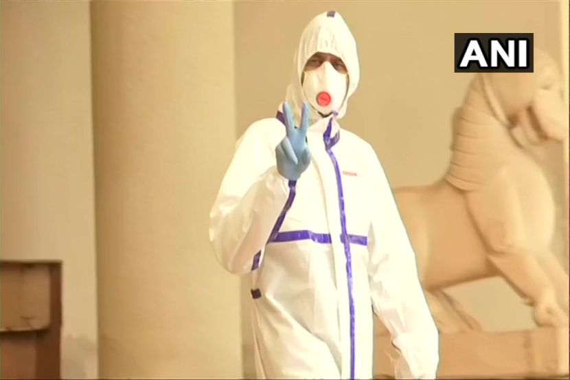 करोना पॉझिटिव्ह आमदाराने पीपीई किट घालून केलं मतदान