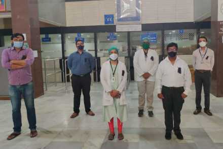 पिंपरी : येथील महापालिकेच्या यशवंतराव चव्हाण स्मृती रुग्णालयातील डॉक्टरांनी सोमवारी आपल्या मागण्यांसाठी काळ्याफिती लावून आंदोलन केले.
