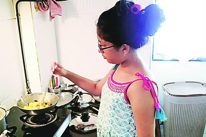 घराबाहेर जाता येत नाही. मित्र-मैत्रिणींना भेटता येत नाही.